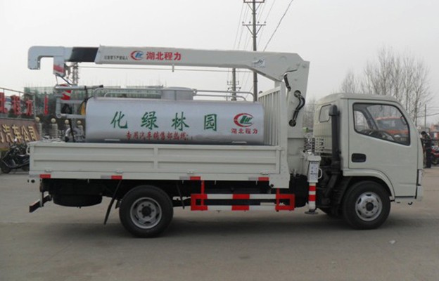 多功能灑水車——東風多利卡隨車吊灑水車3