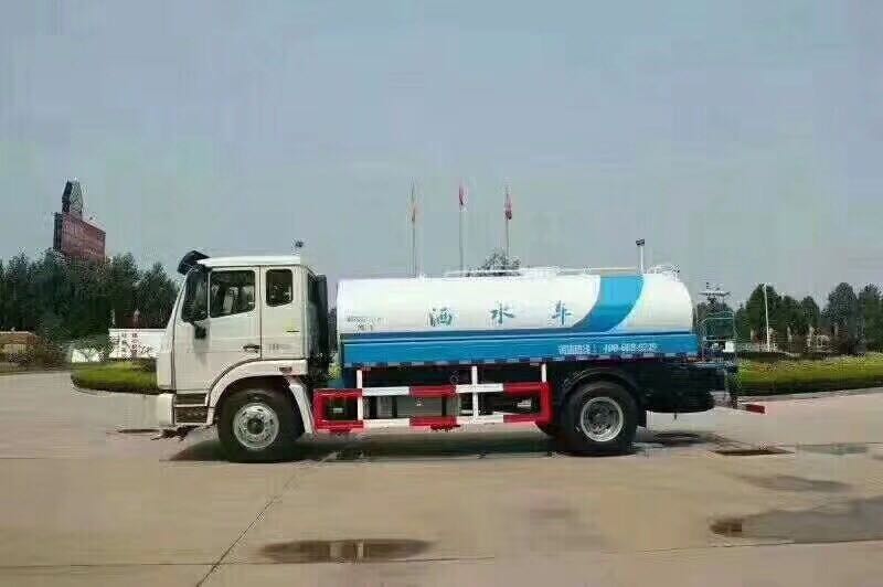 10噸灑水車報價多少錢一輛_國五重汽豪瀚10噸綠化灑水車廠家價格2