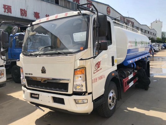 重汽豪沃12噸綠化灑水車廠家價(jià)格2