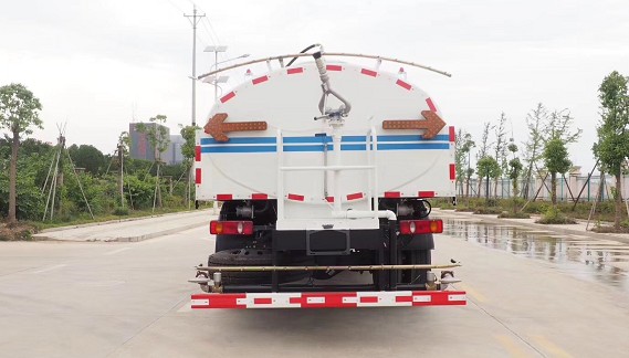 公路灑水車_東風(fēng)天錦路面高壓清洗車4