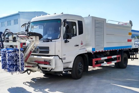 東風(fēng)天錦護欄清洗灑水車圖片 東風(fēng)天錦護欄清洗灑水車圖片
