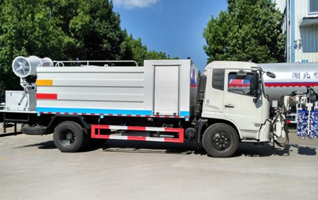 東風(fēng)天錦護欄清洗灑水車圖片 東風(fēng)天錦護欄清洗灑水車圖片