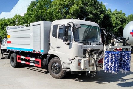 東風(fēng)天錦護欄清洗灑水車圖片 東風(fēng)天錦護欄清洗灑水車圖片