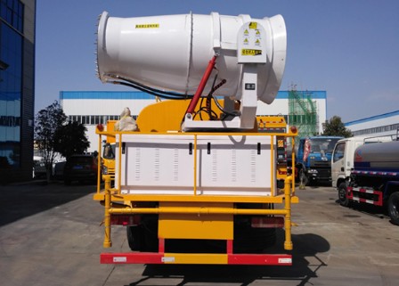 12方東風(fēng)天錦農(nóng)藥噴灑車圖片 12方東風(fēng)天錦農(nóng)藥噴灑車圖片