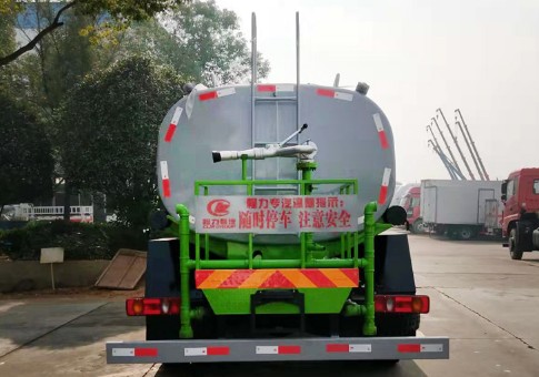 12方東風(fēng)天錦帶除雪滾刷灑水車(chē)圖片 12方東風(fēng)天錦帶除雪滾刷灑水車(chē)圖片